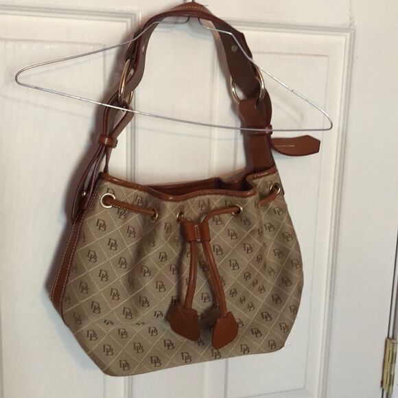 Dooney & Bourke Handbags - Large Dooney & Bourke shoulder bag.